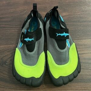 Newtz Kids Boys Girls WATER SHOES Size 2/3Y Green Blue Fish Swimming Lake River